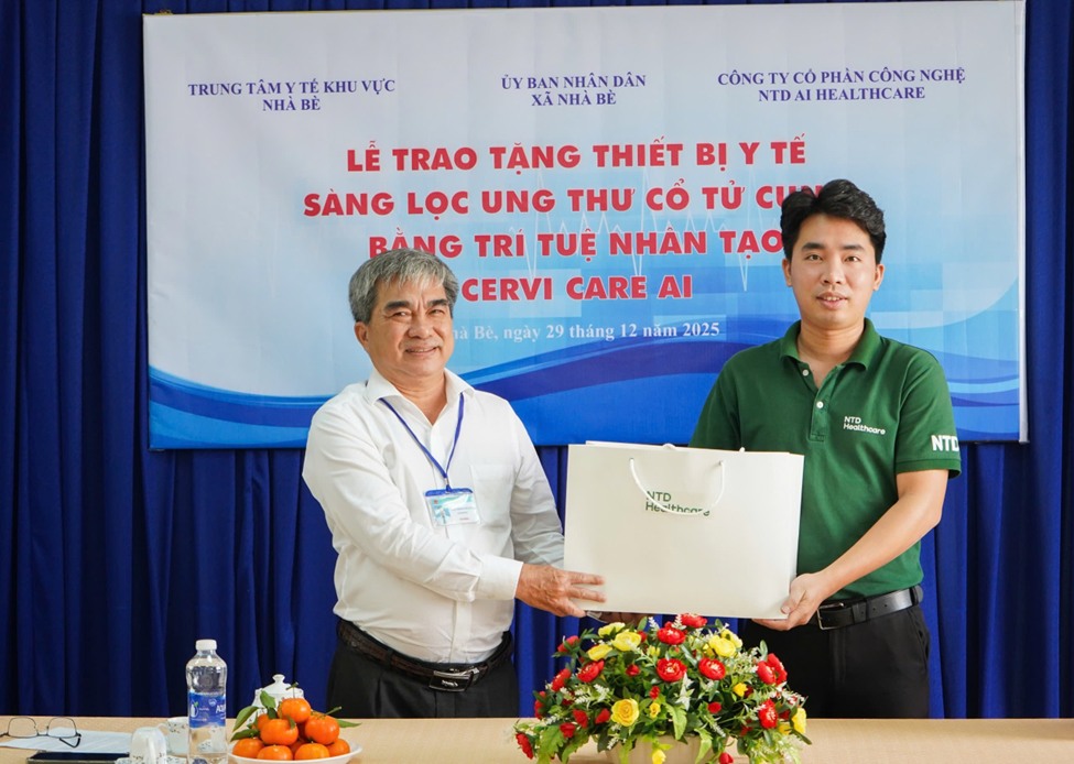 Trung tâm y tế khu vực Nhà Bè tiếp nhận thiết bị sàng lọc ung thư cổ tử cung sử dụng trí tuệ nhân tạo CerviCARE AI
